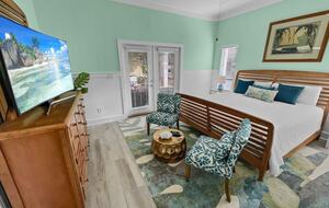 Bonaire Cay Beach Getaway |Charming House and Carriage House + 2 Golf Carts! - Destin, Florida