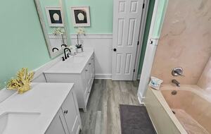 Bonaire Cay Beach Getaway |Charming House and Carriage House + 2 Golf Carts! - Destin, Florida