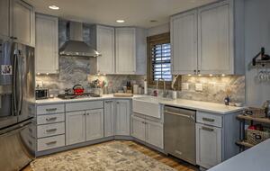 Cozy home in Breckenridge Historic District - ski, mountain bike & hike - walk to shopping + dining - Breckenridge, Colorado