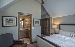 Cozy home in Breckenridge Historic District - ski, mountain bike & hike - walk to shopping + dining - Breckenridge, Colorado