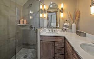 Cozy home in Breckenridge Historic District - ski, mountain bike & hike - walk to shopping + dining - Breckenridge, Colorado