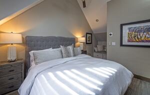 Cozy home in Breckenridge Historic District - ski, mountain bike & hike - walk to shopping + dining - Breckenridge, Colorado