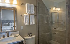 Cozy home in Breckenridge Historic District - ski, mountain bike & hike - walk to shopping + dining - Breckenridge, Colorado