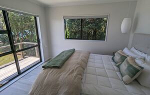 Front Beach Bliss - Ferry Landing, New Zealand