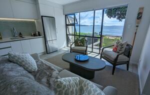 Front Beach Bliss - Ferry Landing, New Zealand
