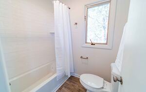 Lake Lure Getaway with Hot Tub, Mountain Views, and Community Amenities - Lake Lure, North Carolina