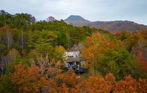 Lake Lure Getaway with Hot Tub, Mountain Views, and Community Amenities - Lake Lure, North Carolina