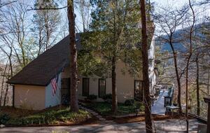 Lake Lure Getaway with Hot Tub, Mountain Views, and Community Amenities - Lake Lure, North Carolina