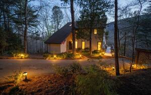 Lake Lure Getaway with Hot Tub, Mountain Views, and Community Amenities - Lake Lure, North Carolina