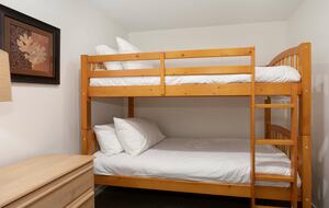 Cozy Ski-In Ski-Out Villa with Community Amenities - Whistler, Canada