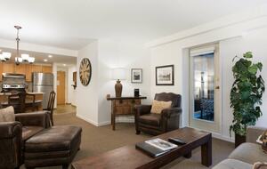 Cozy Ski-In Ski-Out Villa with Community Amenities - Whistler, Canada