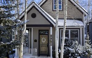 Cozy home in Breckenridge Historic District - ski, mountain bike & hike - walk to shopping + dining - Breckenridge, Colorado