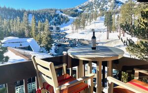 Mammoth Mountain 4-Bedroom (sleeps 10) just steps from Canyon Lodge - Ski back to the house! Renovated space with stocked kitchen. - Mammoth Lakes, California