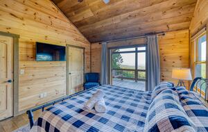 Luxury Mountain and Lake View Cabin - Blue Ridge, Georgia