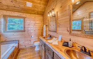 Luxury Mountain and Lake View Cabin - Blue Ridge, Georgia