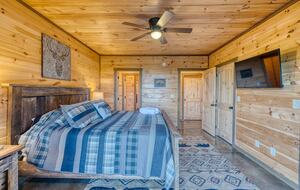 Luxury Mountain and Lake View Cabin - Blue Ridge, Georgia