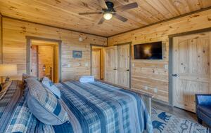 Luxury Mountain and Lake View Cabin - Blue Ridge, Georgia