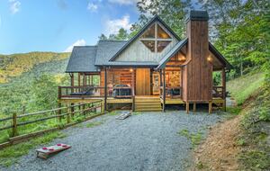 Luxury Mountain and Lake View Cabin - Blue Ridge, Georgia