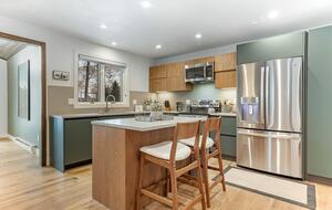 Modern 4BR Duplex | On Golf Course | Minutes to Beaver Creek + Vail - Avon, Colorado