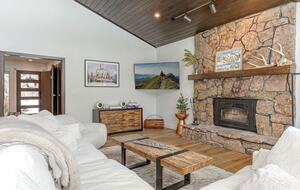 Modern 4BR Duplex | On Golf Course | Minutes to Beaver Creek + Vail - Avon, Colorado