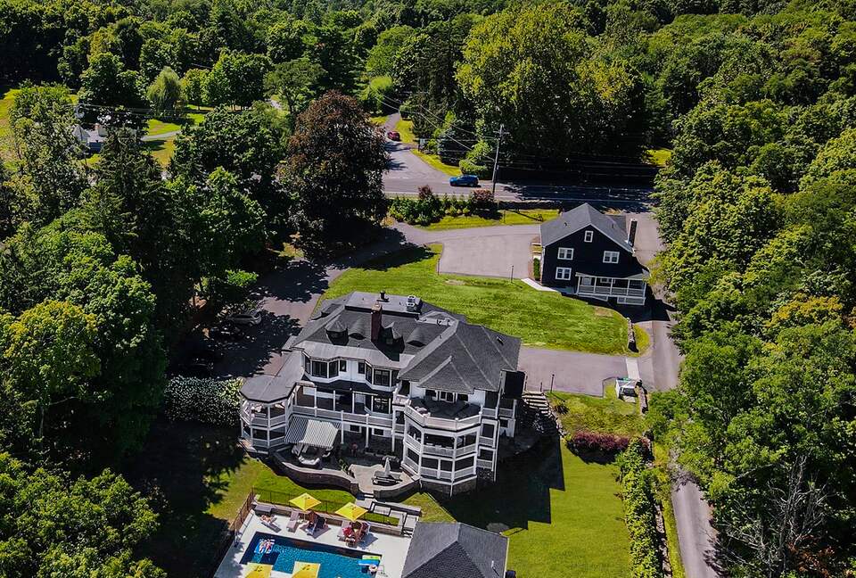 Hudson Valley Estate Luxury Home Exchange in West Park, New York