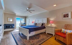 Ocean Front Luxury Beach Condo with Pool and Spa - Solana Beach, California