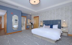 Summit Hotel Suite Ski-In/Ski-Out with Pool, Fitness, Spa - Big Sky, Montana