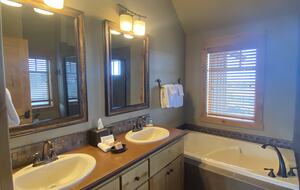 Sage Canyon Luxury 2BR Cabin - Powell Butte, Oregon