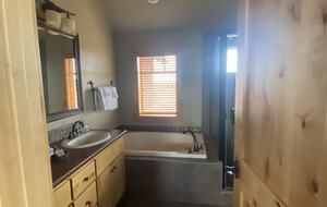 Sage Canyon Luxury 2BR Cabin - Powell Butte, Oregon