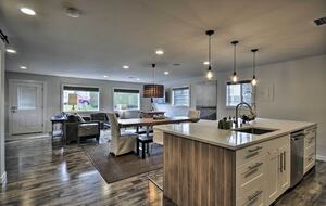 Elegant Pier Waterfront Retreat in Downtown Astoria - Astoria, Oregon