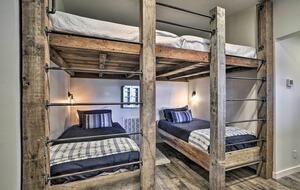 Elegant Pier Waterfront Retreat in Downtown Astoria - Astoria, Oregon