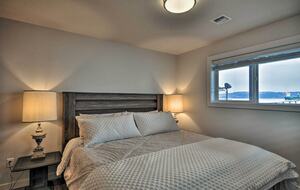 Elegant Pier Waterfront Retreat in Downtown Astoria - Astoria, Oregon