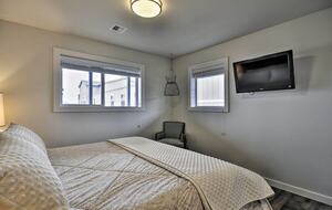 Elegant Pier Waterfront Retreat in Downtown Astoria - Astoria, Oregon