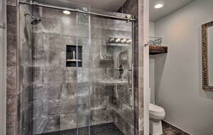 Elegant Pier Waterfront Retreat in Downtown Astoria - Astoria, Oregon