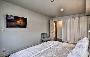 Elegant Pier Waterfront Retreat in Downtown Astoria - Astoria, Oregon