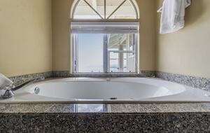 Panoramic Ocean Views with a Pool, Hot Tub & A/C - Kailua-Kona, Hawaii