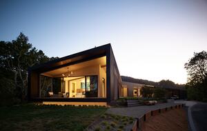Modern Hilltop Wine-Country Home Surrounded by Forest, close to town - Healdsburg, California