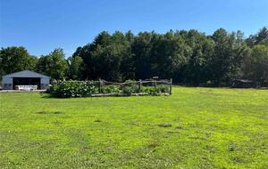 Private Guesthouse at Avalanche Farms | with Stream Access - Saugerties, New York