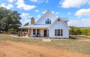 12 Acre Designer Farmhouse in TX Wine Country! - Stonewall, Texas