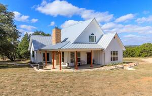 12 Acre Designer Farmhouse in TX Wine Country! - Stonewall, Texas