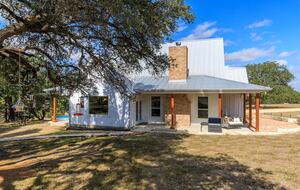 12 Acre Designer Farmhouse in TX Wine Country! - Stonewall, Texas