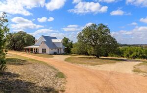 12 Acre Designer Farmhouse in TX Wine Country! - Stonewall, Texas