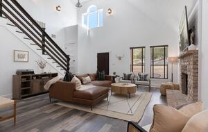 12 Acre Designer Farmhouse in TX Wine Country! - Stonewall, Texas