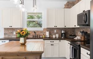 12 Acre Designer Farmhouse in TX Wine Country! - Stonewall, Texas