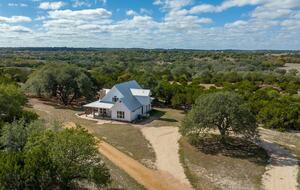 12 Acre Designer Farmhouse in TX Wine Country! - Stonewall, Texas