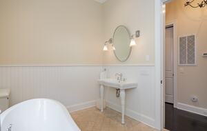 Stunning Sag Harbor Beach House - Sag Harbor, New York