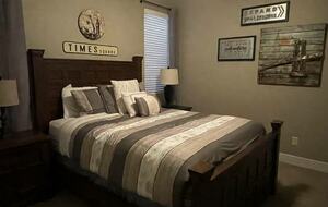 "City Streets" Queen Bedroom, Full Hall bath next door, Basement