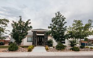 Modern Family-Friendly House | Fun Backyard Private Pool & Pickleball - Hurricane, Utah