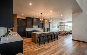 The Modern Bear | With a Private Pool, Ball Pit, Sleeps 12-50 - Garden City, Utah