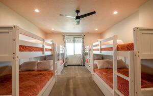 The Modern Bear | With a Private Pool, Ball Pit, Sleeps 12-50 - Garden City, Utah